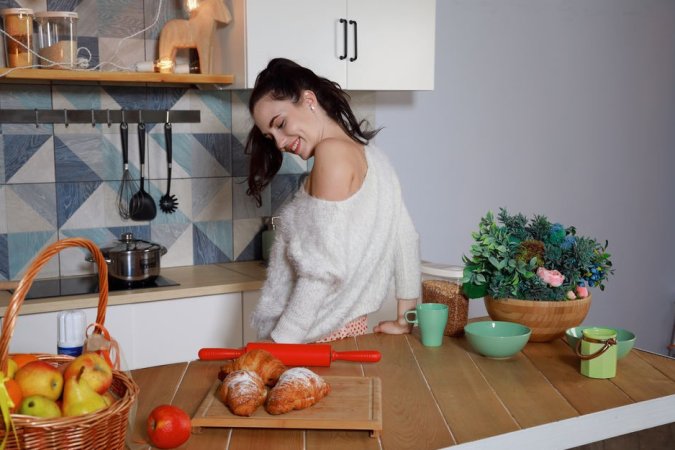 Naked chick eats fresh buns in the kitchen photo 10