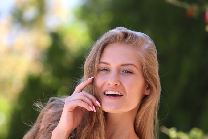 Naked cutie gets her orgasm in the garden photo 13