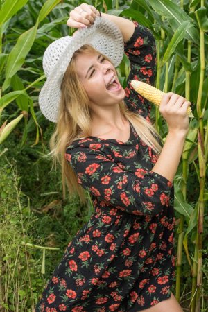 Hottie gets new physical pleasures in corn field photo 6