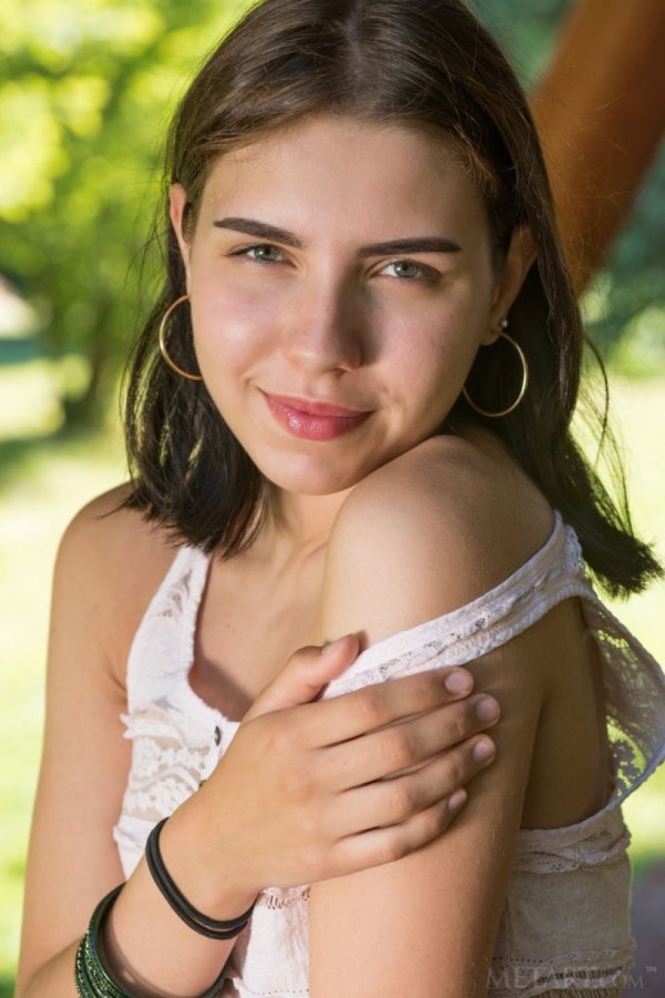 Zhenya Mille – Sweetie undresses to have some fun on her everyday walk