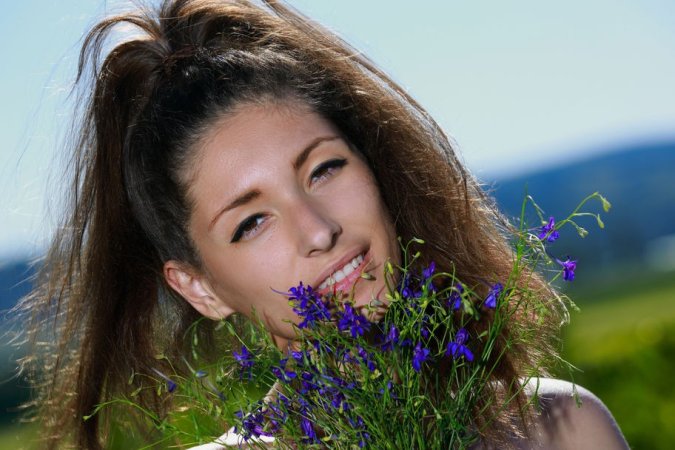 Naked cutie caresses her curves with fresh flowers photo 9