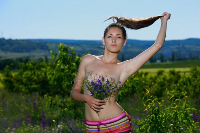 Naked cutie caresses her curves with fresh flowers photo 11