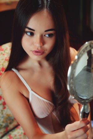 Li Moon beautifies her naked body and gets orgasm photo 16