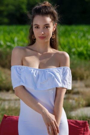 Brunette opens pussy to the world to get new experience photo 3