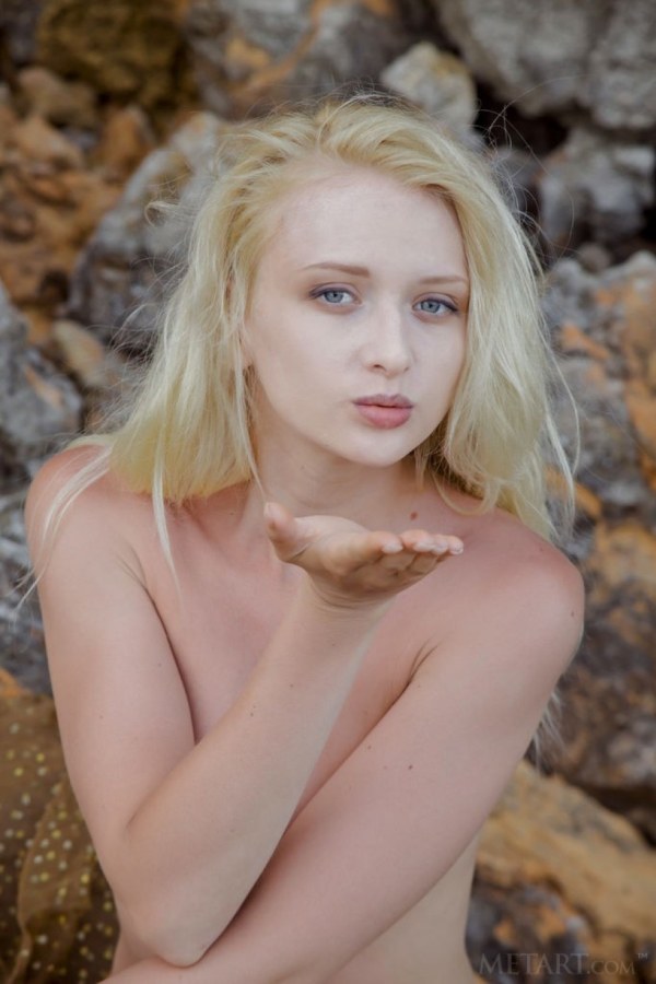 Nika N – Cutie rubs herself under a tree in the forest