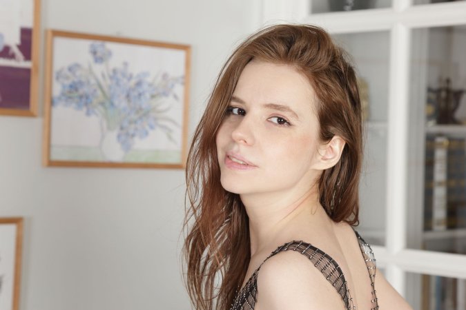 Mau Gli teases in crop top and jeans photo 2