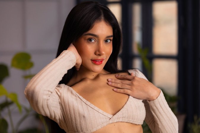 Carolina Guerrero flirts on kitchen bar photo 1